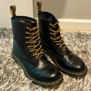 EUC - Unisex Doc Martens Boots